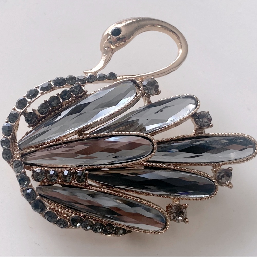 Swan brooch